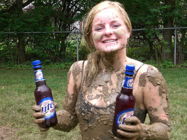 Девушки в грязи