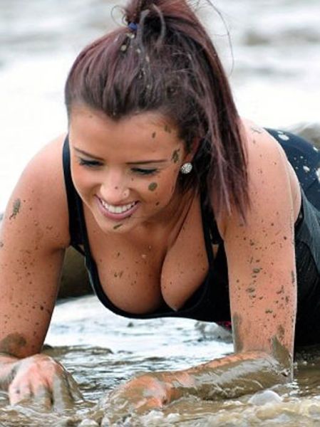 Девушки в грязи