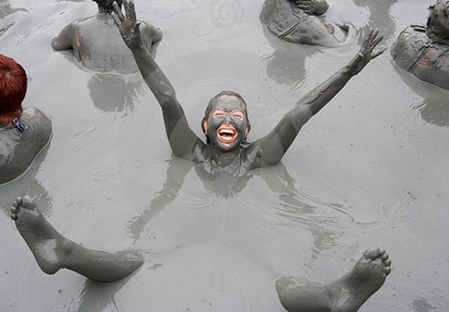 Девушки в грязи