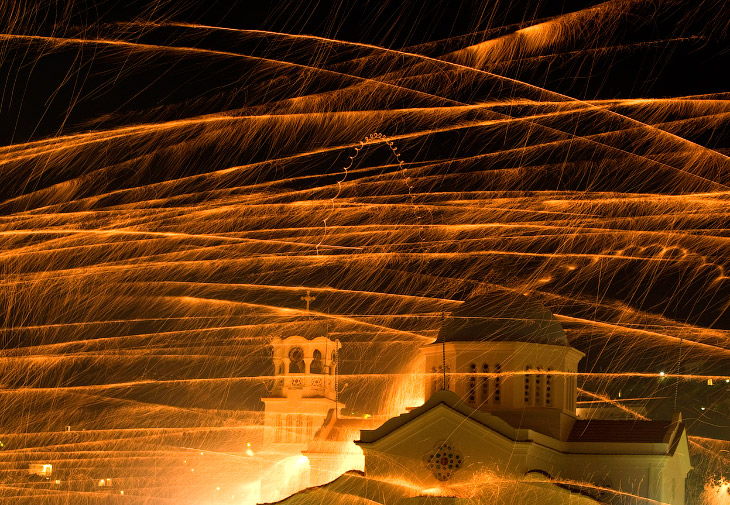 Запуск ракет на Пасху в Греции Запуск ракет на Пасху в Греции