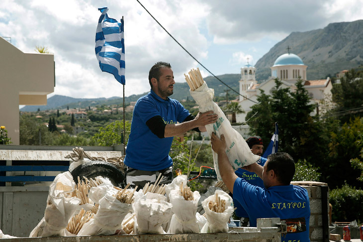 Запуск ракет на Пасху в Греции Запуск ракет на Пасху в Греции