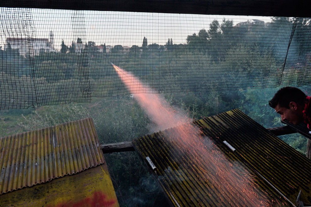 Запуск ракет на Пасху в Греции Запуск ракет на Пасху в Греции