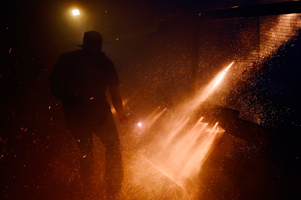 Запуск ракет на Пасху в Греции Запуск ракет на Пасху в Греции