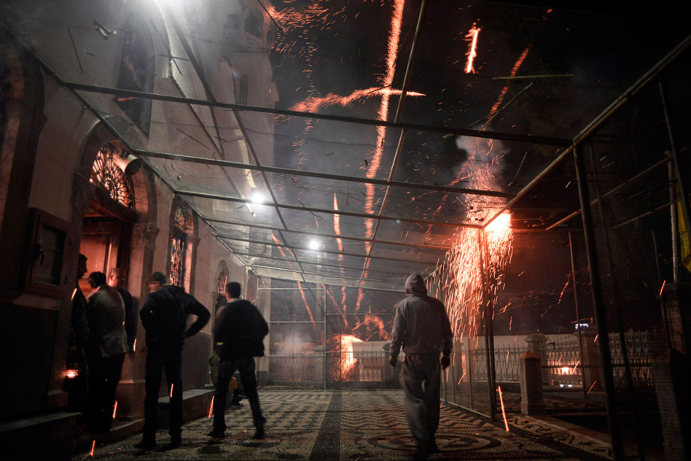 Запуск ракет на Пасху в Греции Запуск ракет на Пасху в Греции