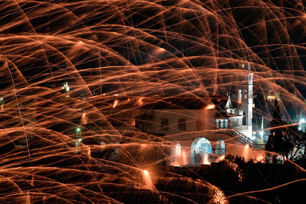 Запуск ракет на Пасху в Греции Запуск ракет на Пасху в Греции