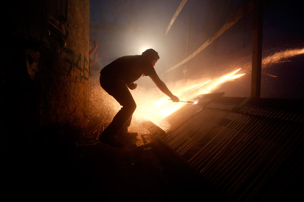 Запуск ракет на Пасху в Греции Запуск ракет на Пасху в Греции