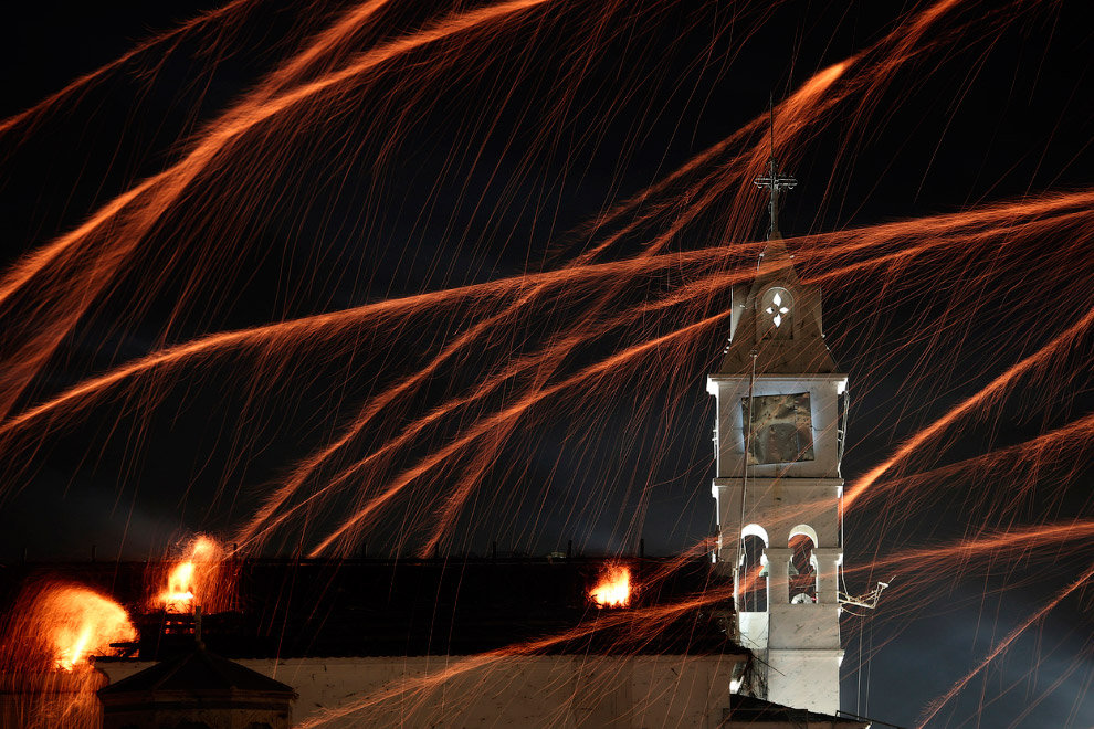 Запуск ракет на Пасху в Греции Запуск ракет на Пасху в Греции