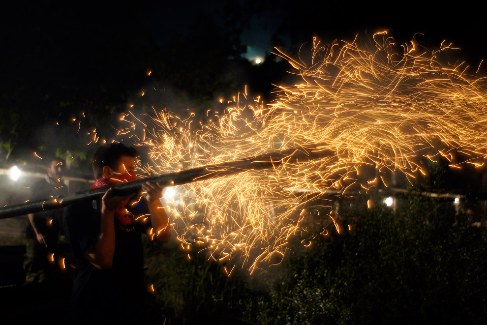 Запуск ракет на Пасху в Греции Запуск ракет на Пасху в Греции