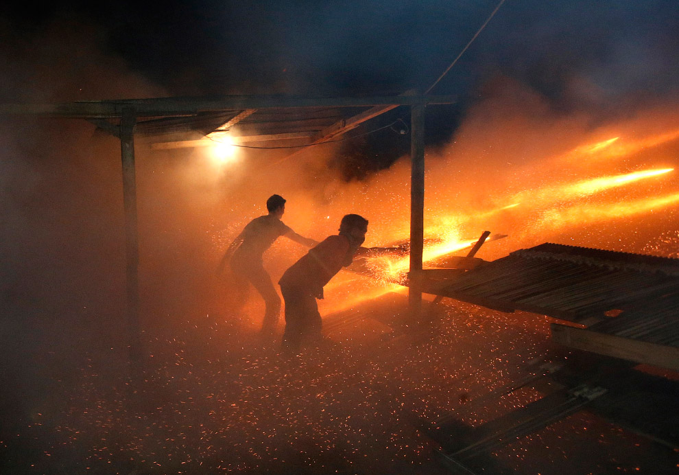 Запуск ракет на Пасху в Греции Запуск ракет на Пасху в Греции