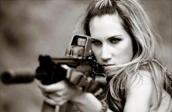 Девушки с оружием