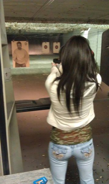 Девушки с оружием