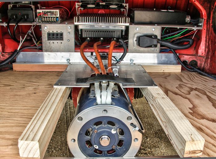 Volkswagen T2 1972 года на электротяге