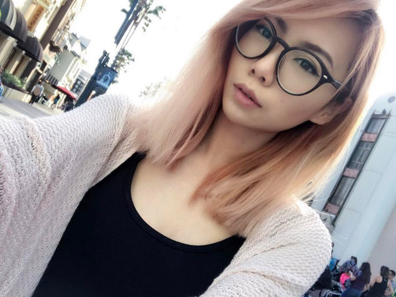 Неповторимая магия девушек в очках