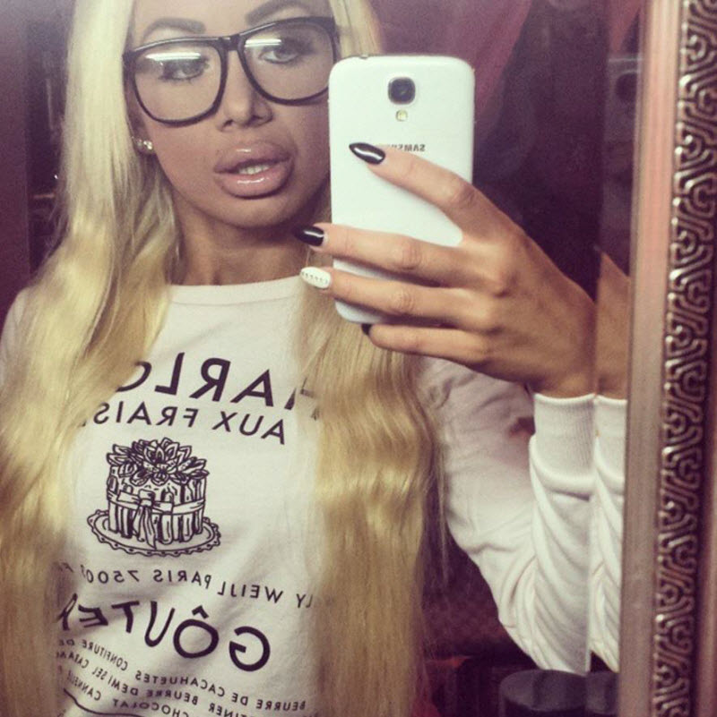 Неповторимая магия девушек в очках