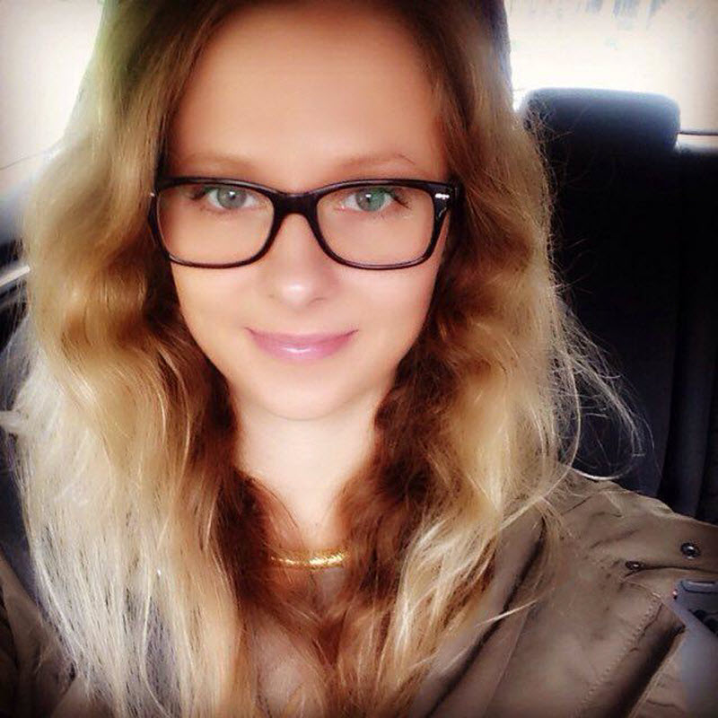 Неповторимая магия девушек в очках