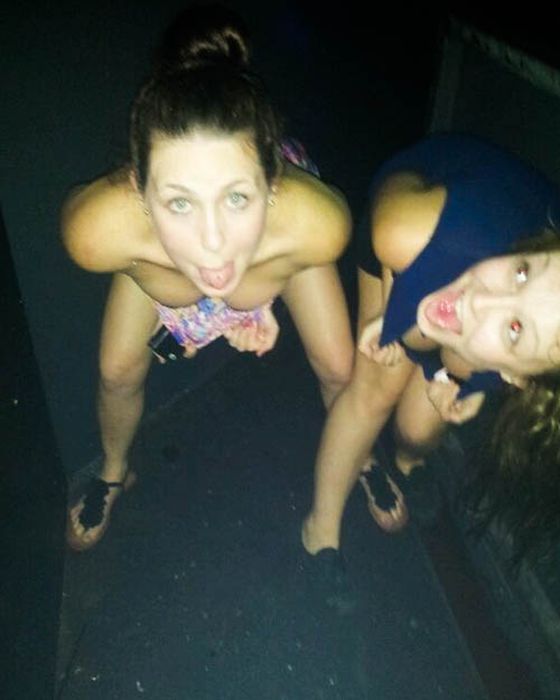 Девушки веселятся