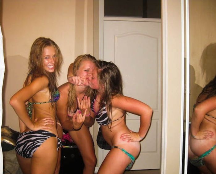 Девушки веселятся