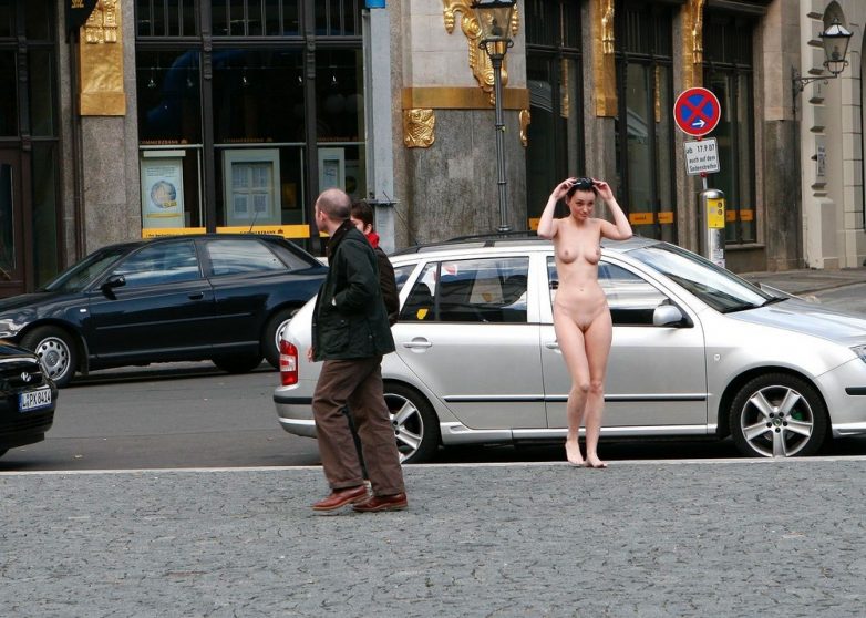 Голые девушки разгуливают где попало!