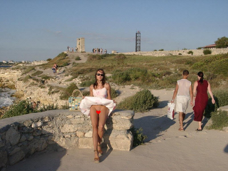 Раскованные девицы без трусов