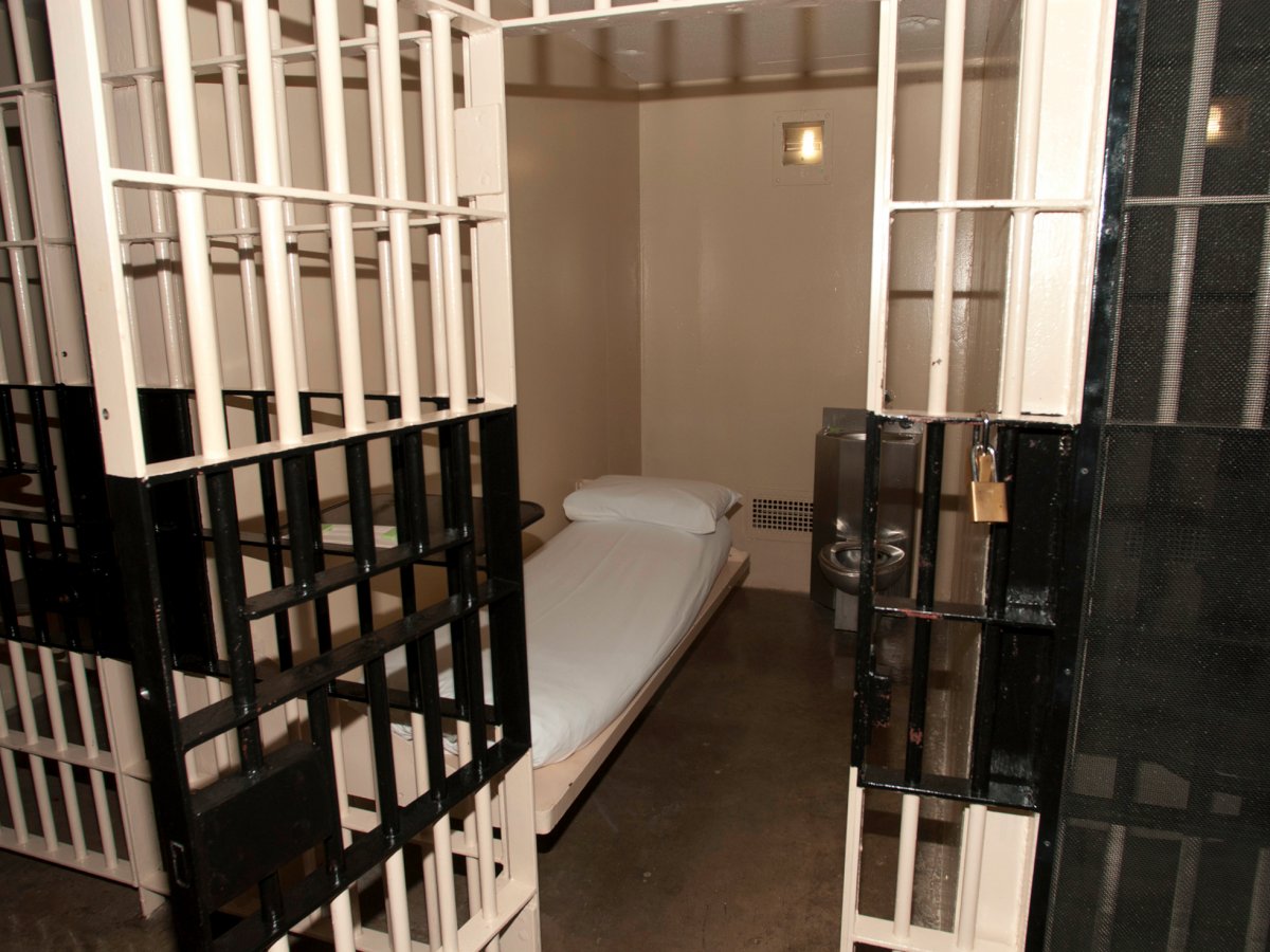 Захватывающая история о прощелыге, который успел побывать хирургом, начальником тюрьмы, преподавателем колледжа и не только