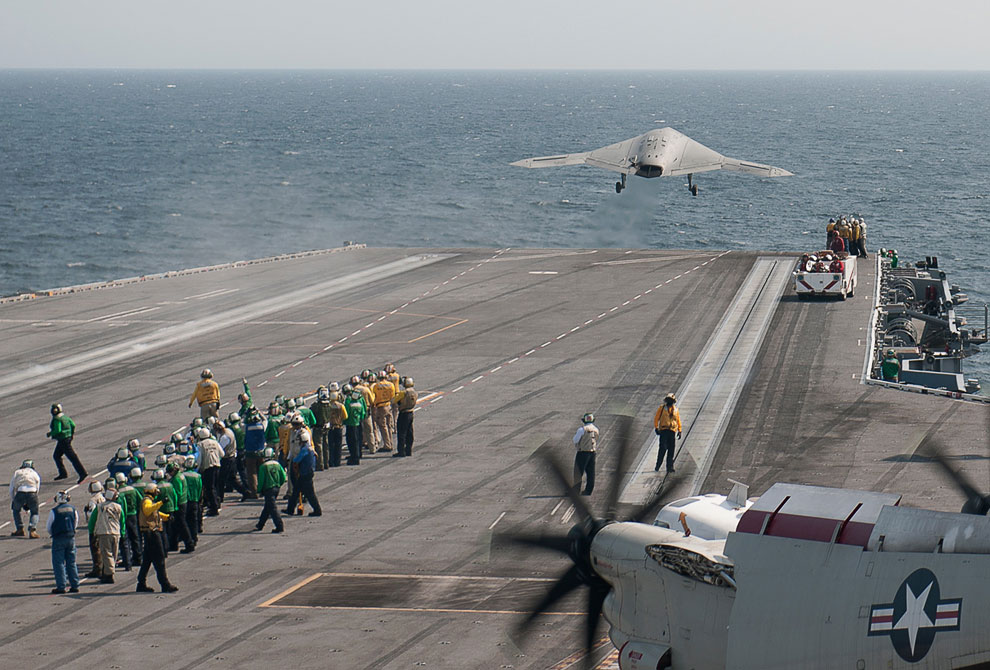 Роботы на работе Роботы на работе