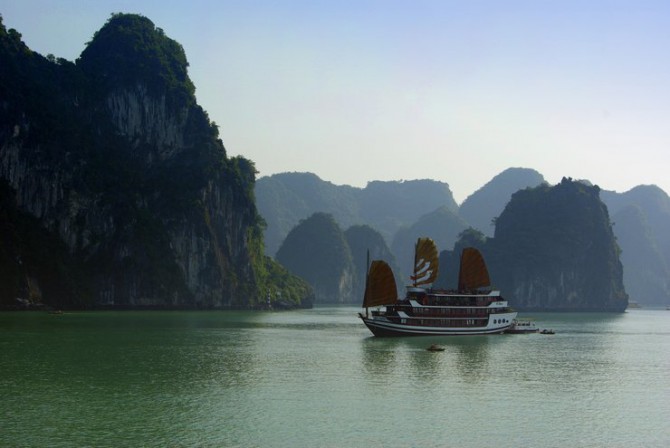 Халонг — одна из самых красивых бухт мира