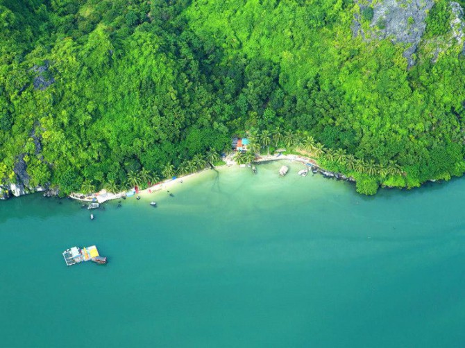 Халонг — одна из самых красивых бухт мира