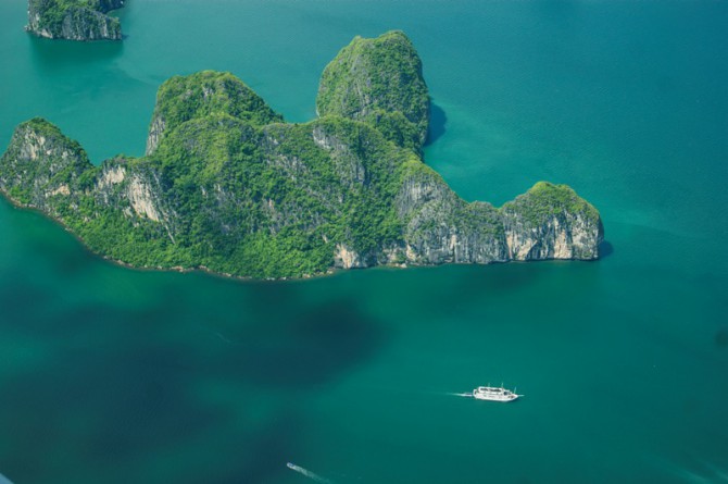 Халонг — одна из самых красивых бухт мира