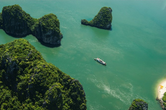 Халонг — одна из самых красивых бухт мира