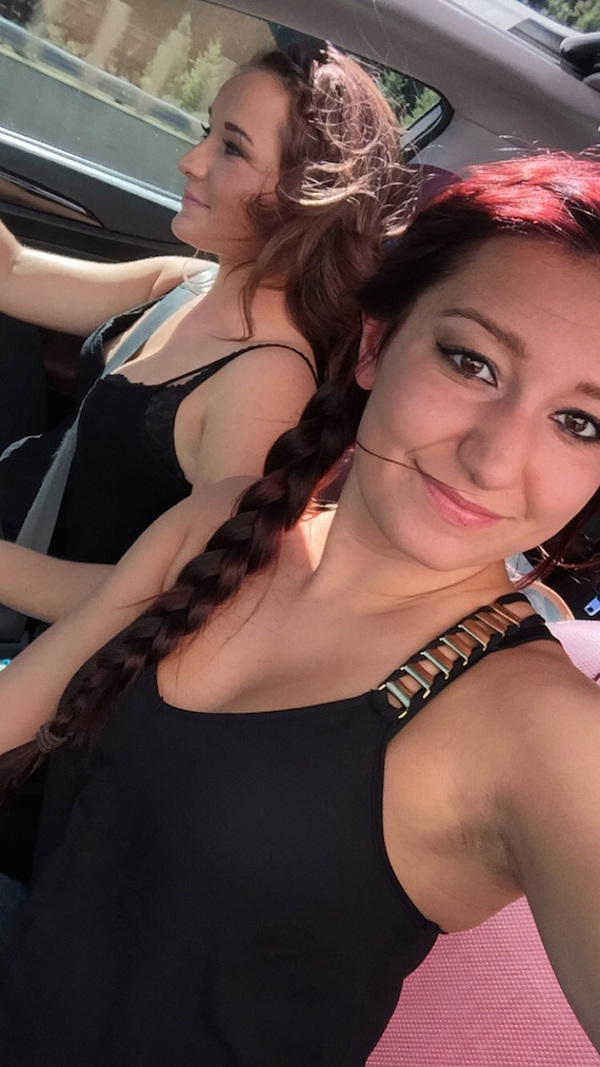 Симпатичные улыбчивые подруги