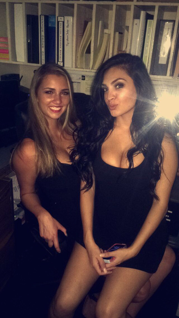 Симпатичные улыбчивые подруги