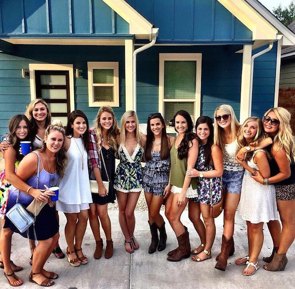 Симпатичные улыбчивые подруги