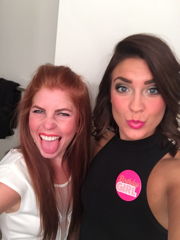 Симпатичные улыбчивые подруги