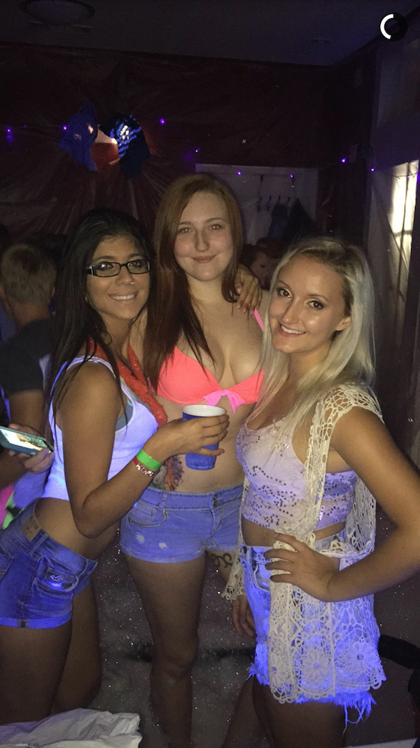 Симпатичные улыбчивые подруги