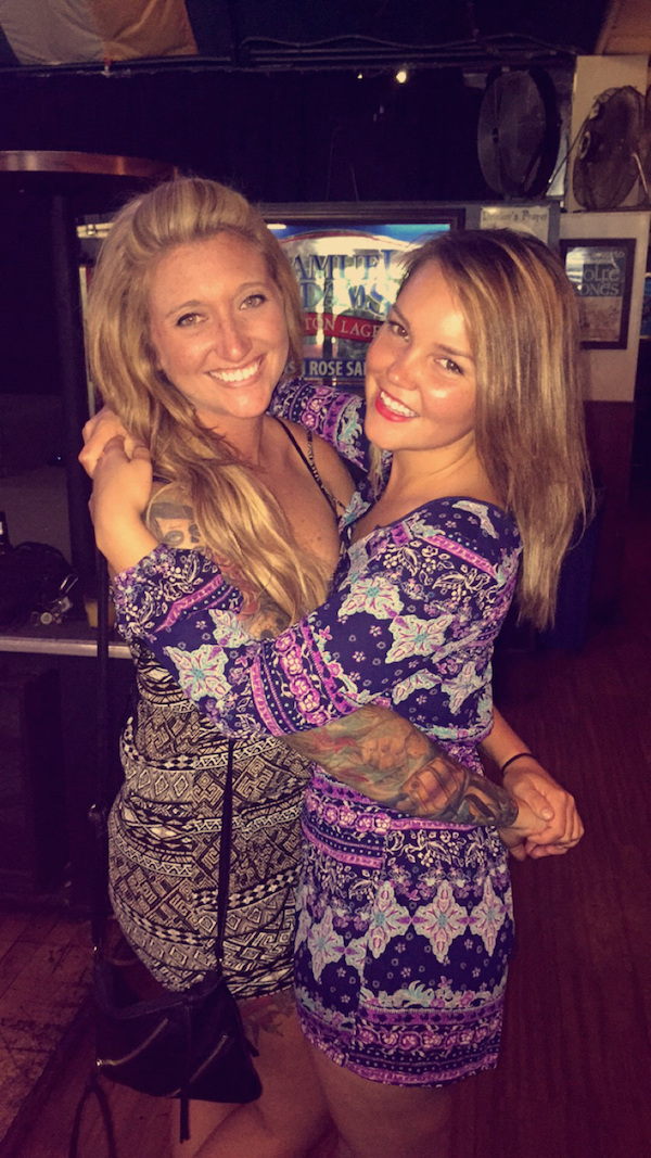 Симпатичные улыбчивые подруги