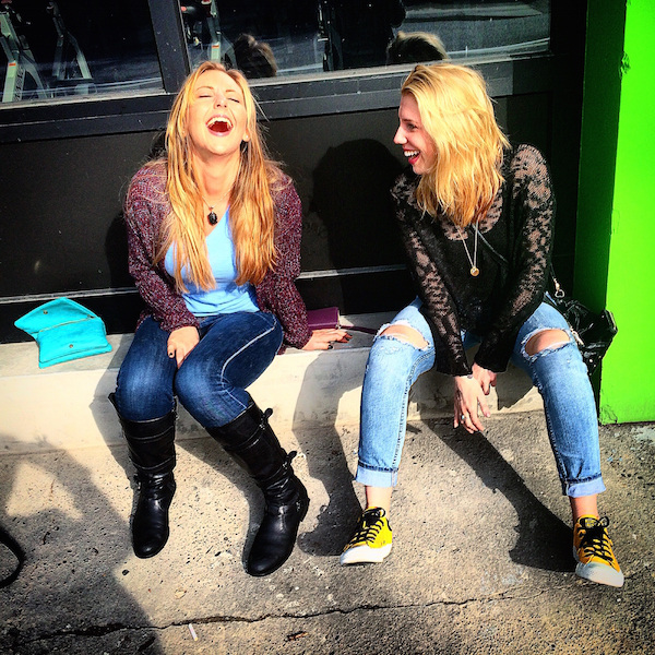 Симпатичные улыбчивые подруги