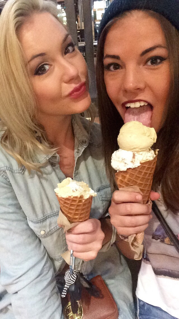 Симпатичные улыбчивые подруги