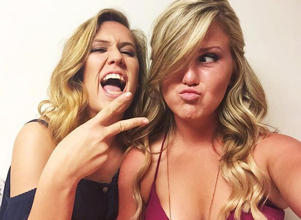 Симпатичные улыбчивые подруги