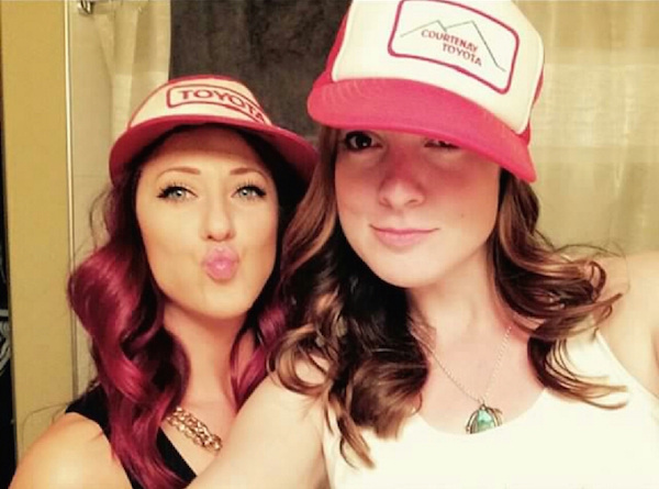 Симпатичные улыбчивые подруги