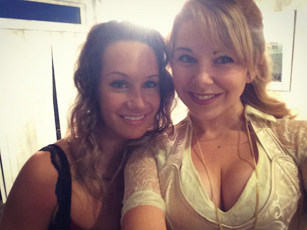 Симпатичные улыбчивые подруги