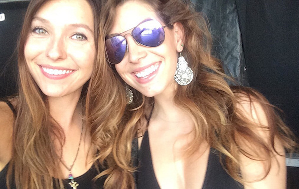 Симпатичные улыбчивые подруги