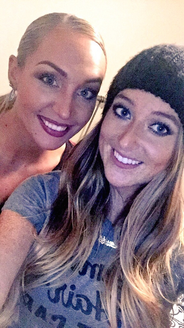 Симпатичные улыбчивые подруги