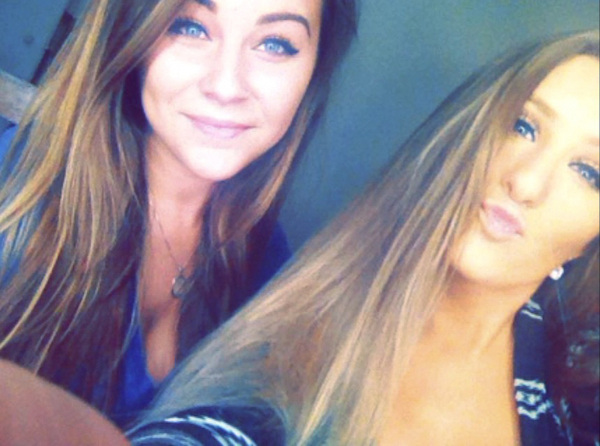 Симпатичные улыбчивые подруги