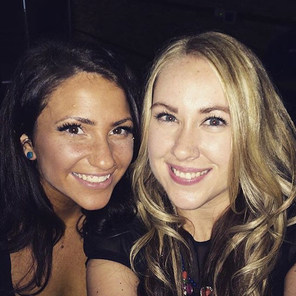 Симпатичные улыбчивые подруги