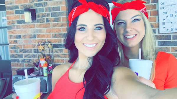 Симпатичные улыбчивые подруги