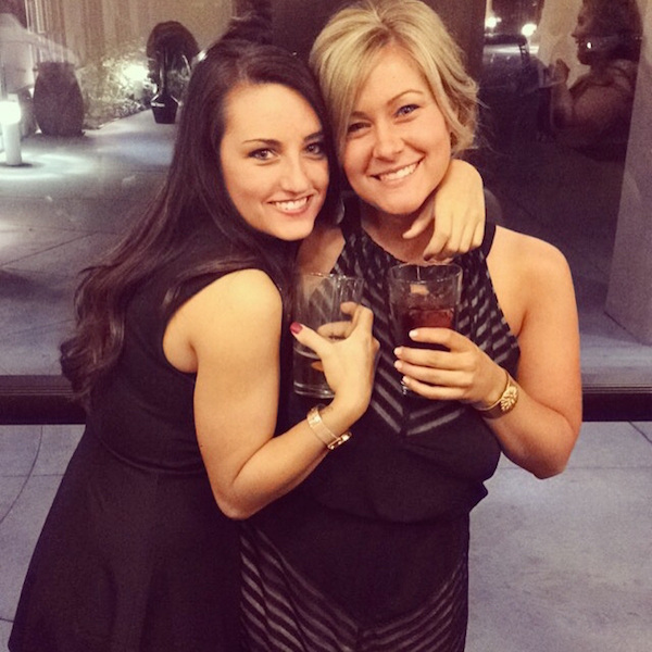 Симпатичные улыбчивые подруги