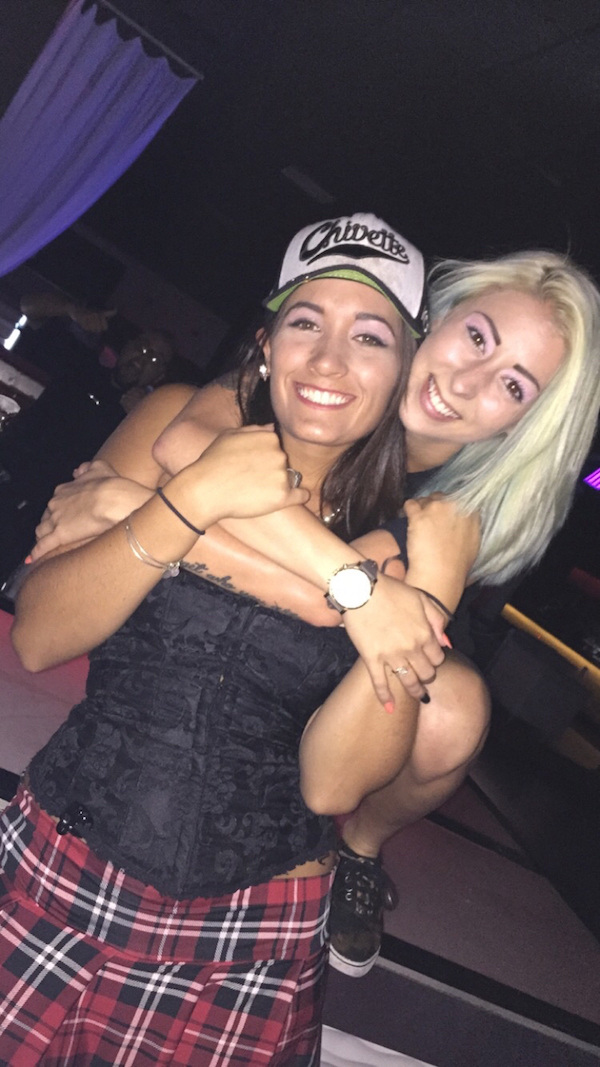 Симпатичные улыбчивые подруги