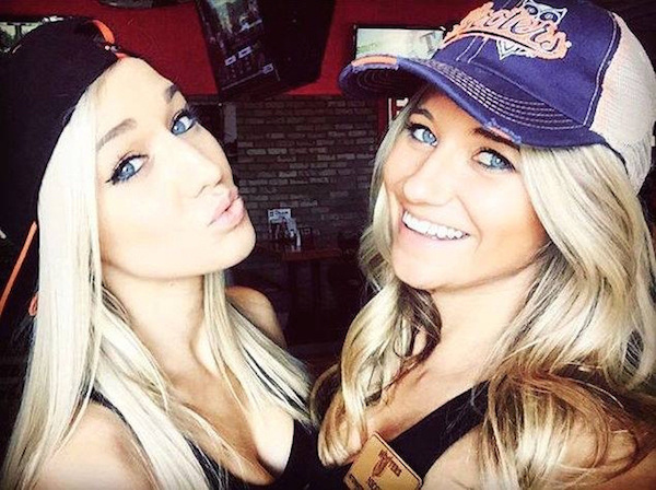 Симпатичные улыбчивые подруги