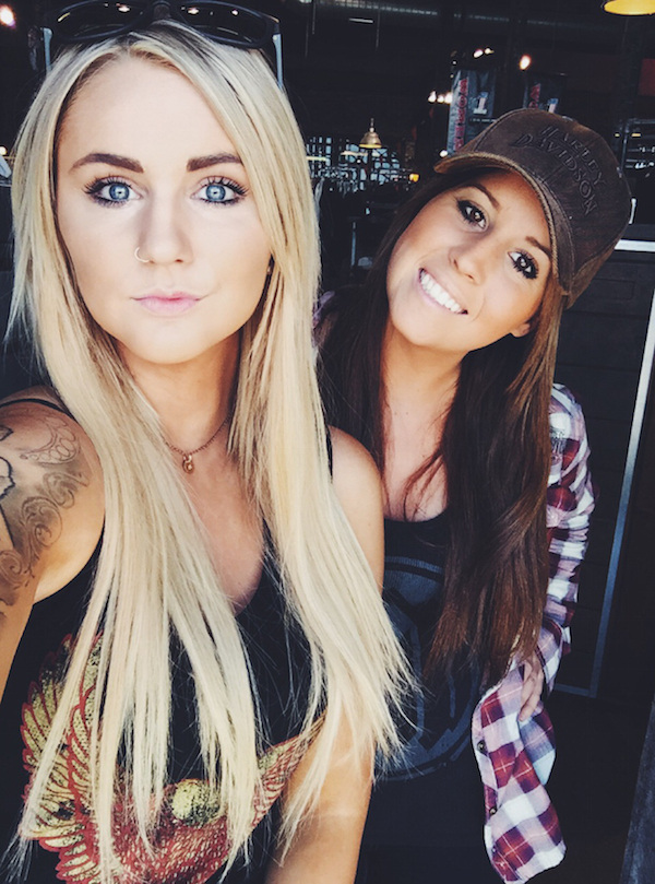 Симпатичные улыбчивые подруги