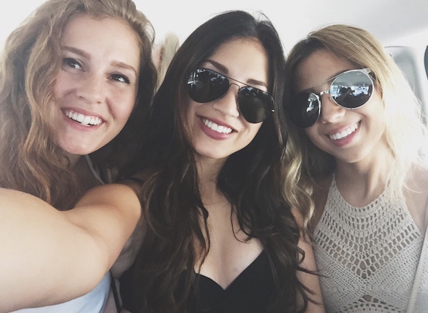 Симпатичные улыбчивые подруги